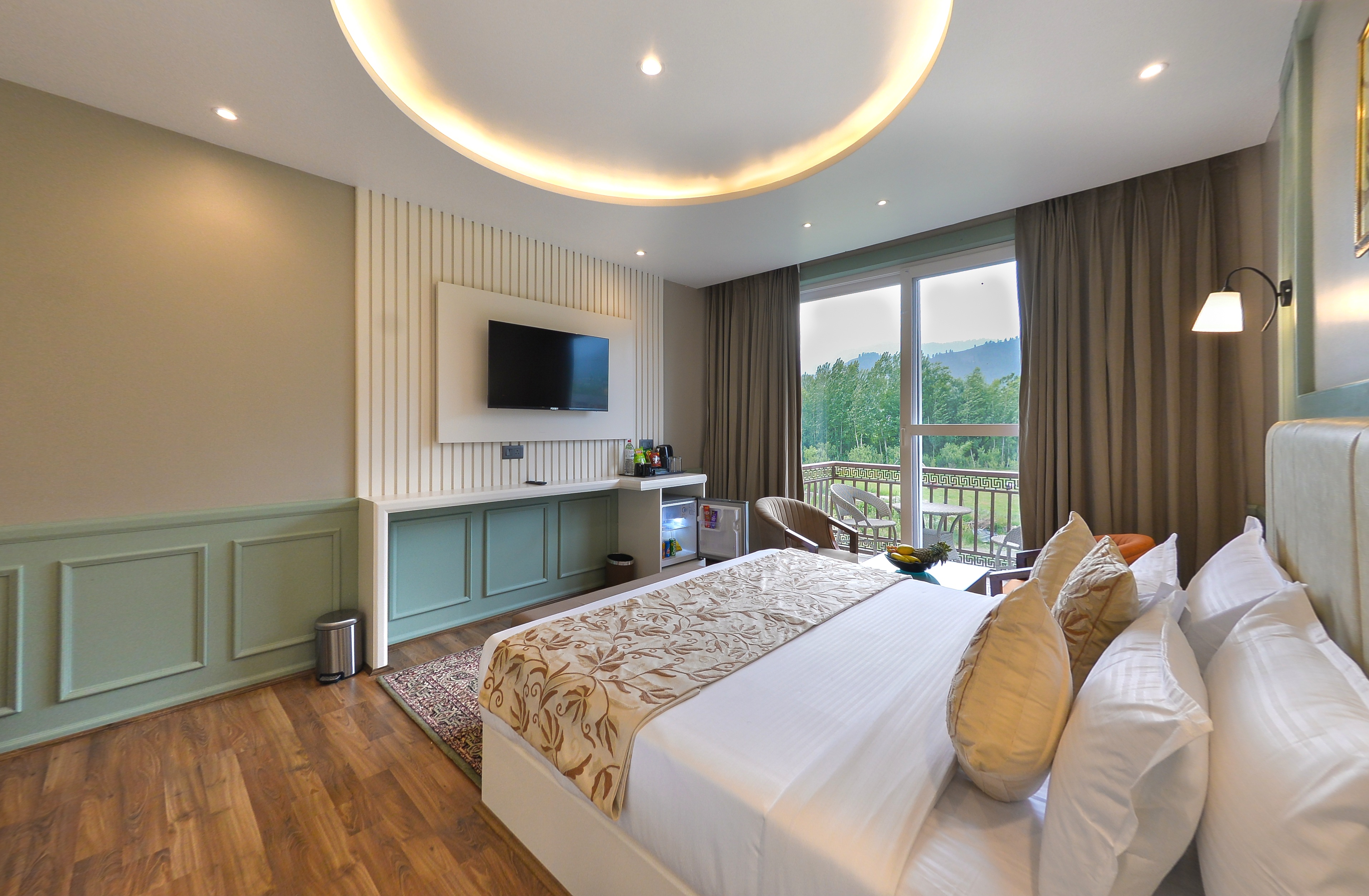 Deluxe room — bed detail