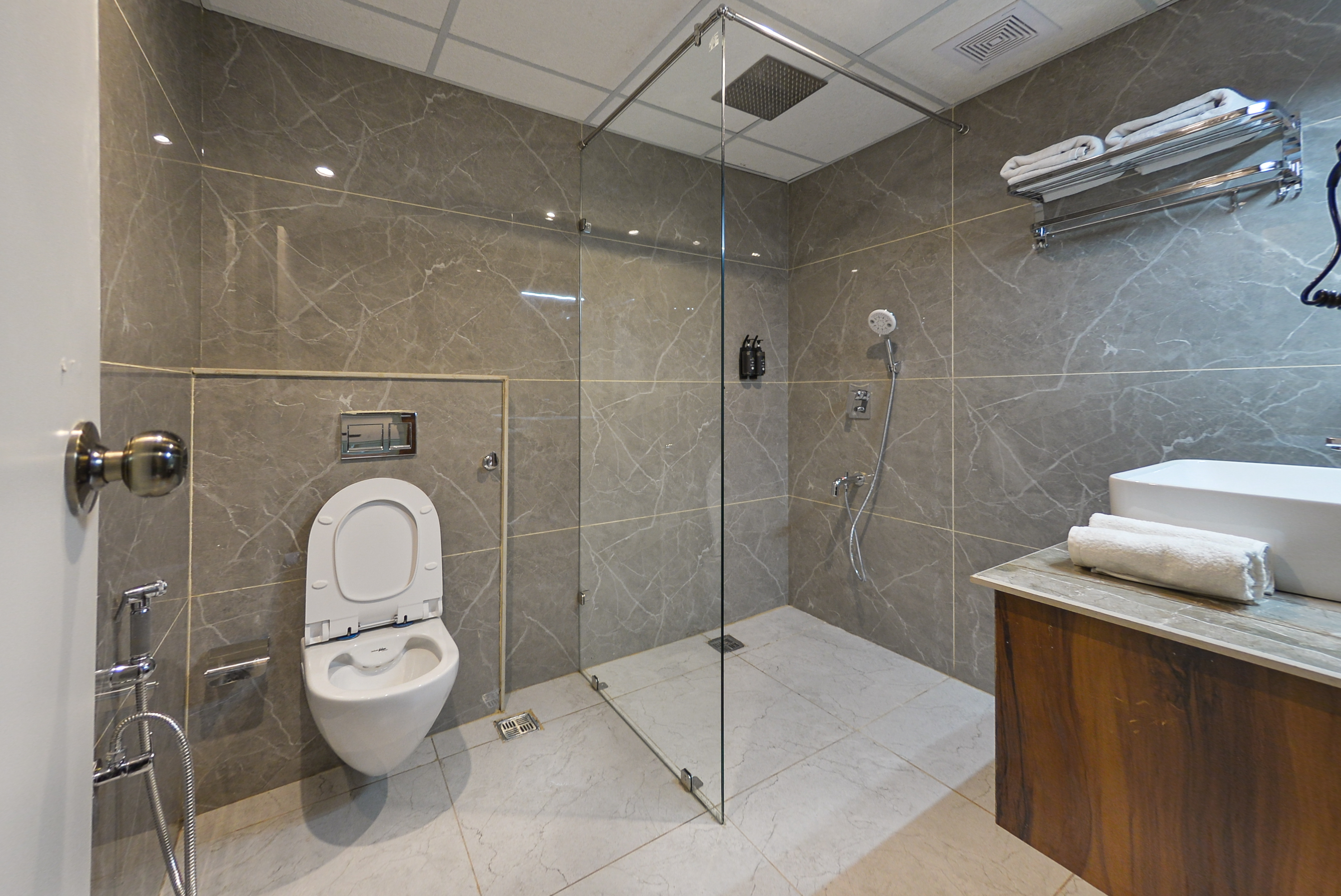 Deluxe room — bathroom
